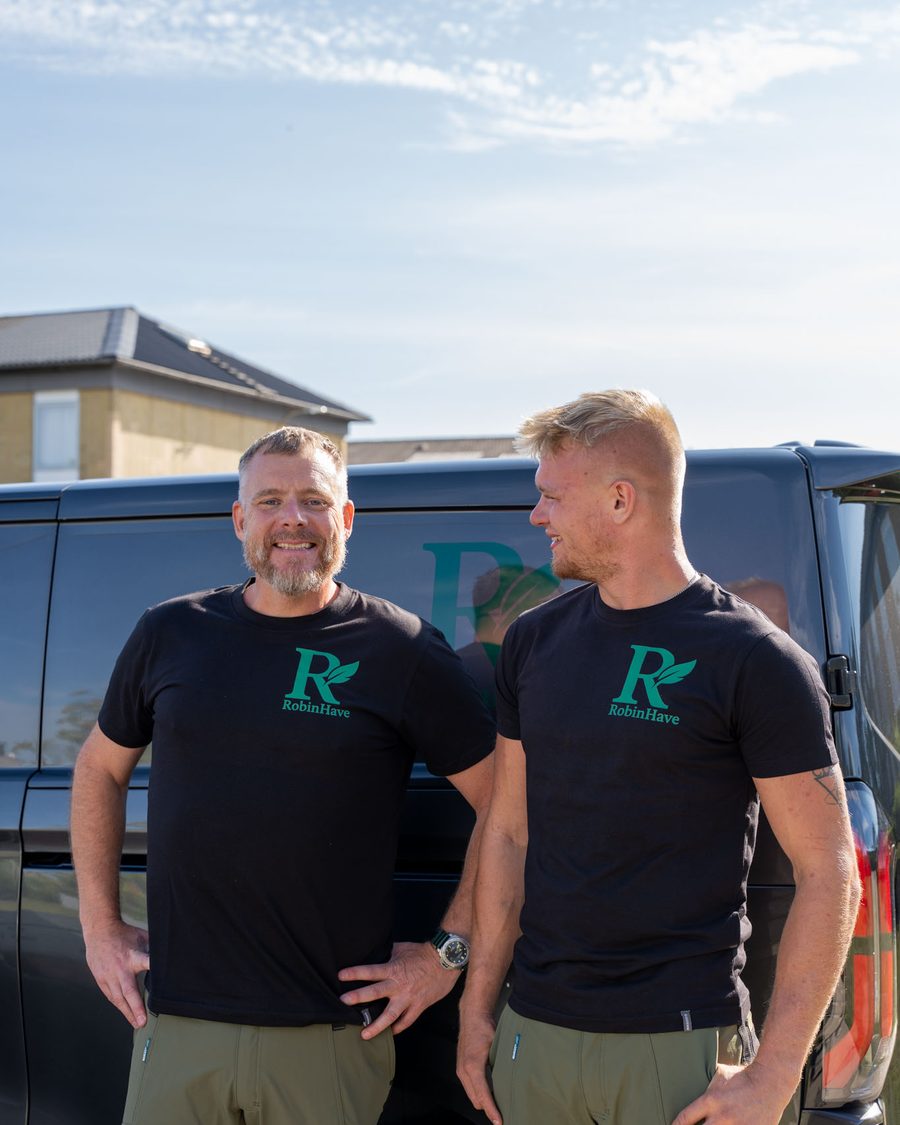 To gartnere fra RobinHave foran firmaets varebil