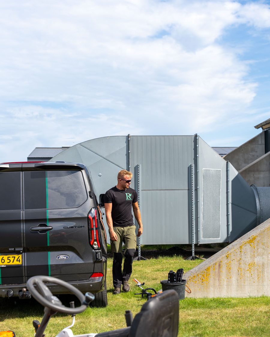 Gartner fra RobinHave ved firmaets varebil og trailer