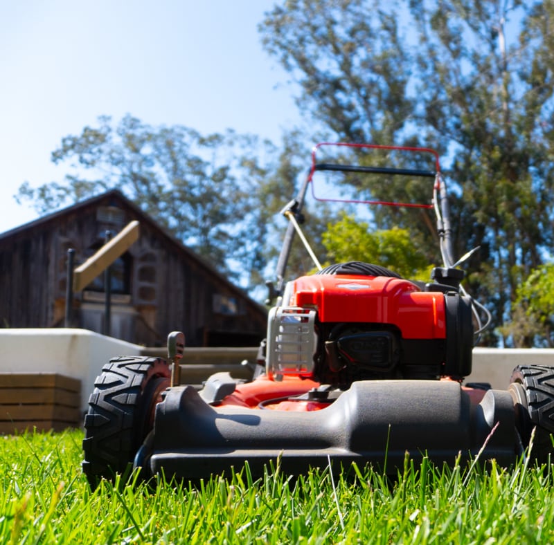 Plæneklipper på grøn plæne